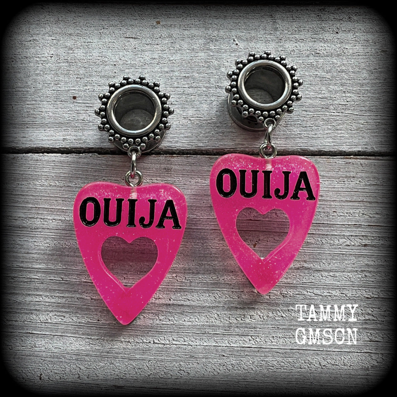 These adorable spooky tunnel dangles feature sparkly pink acrylic ouija board planchettes, are are nice and lightweight, weighing approx 6 grams each, measuring approx 5cms from tip to tip.

This pair has been made with 00 gauge (10mm) gauge ornate surgical steel screw fit tunnels, for stretched lobes.