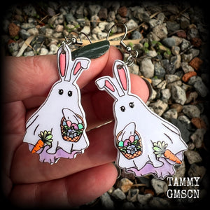 These spooky cute earrings feature a ghost bunny draped in white sheet carrying a basket of easter eggs with his ears sticking out the top! Weighing in at only a few grams each, and are nice and dangly, measuring just under 7cms from tip to tip.