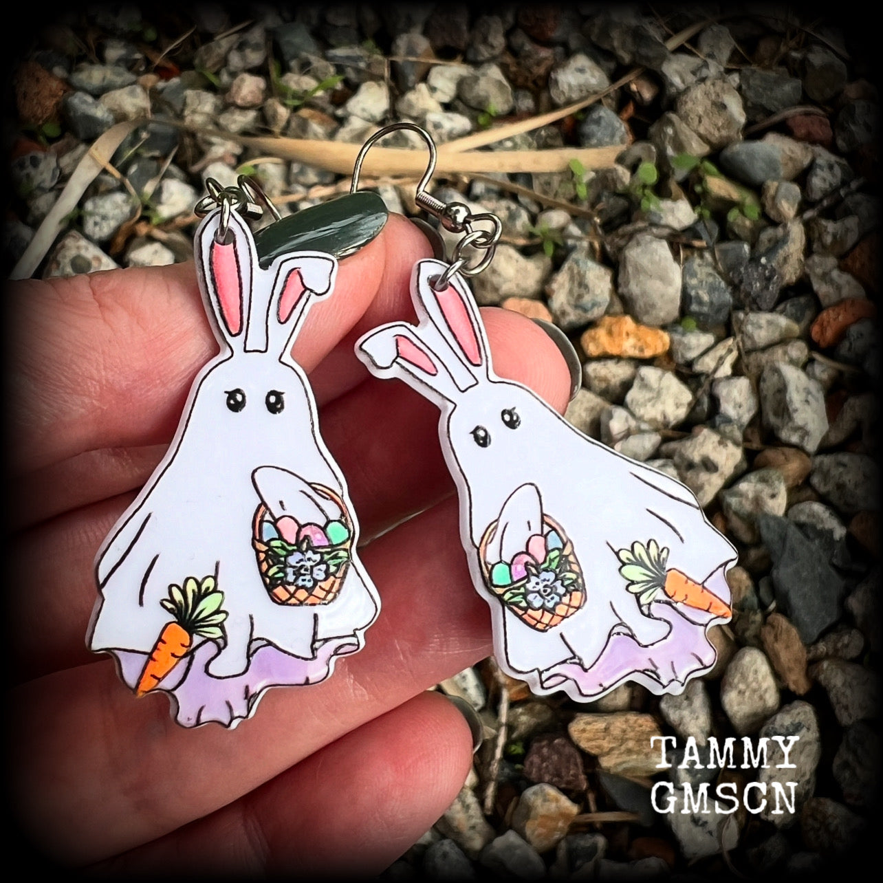 These spooky cute earrings feature a ghost bunny draped in white sheet carrying a basket of easter eggs with his ears sticking out the top! Weighing in at only a few grams each, and are nice and dangly, measuring just under 7cms from tip to tip.