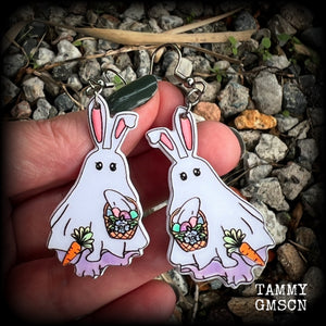 These spooky cute earrings feature a ghost bunny draped in white sheet carrying a basket of easter eggs with his ears sticking out the top! Weighing in at only a few grams each, and are nice and dangly, measuring just under 7cms from tip to tip.