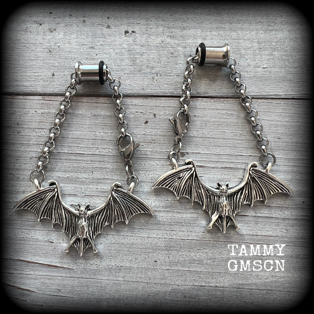 These spooky cute antique silver bat tunnel dangles are nice and lightweight and nice and dangly, weighing approx 10 grams each, and measuring just over 6cms from tip to tip.

🦇PLEASE NOTE-This particular chain will not fit through tunnels smaller than 2 gauge (6mm), though I have lots of different chains that will. Get in touch and we can pick something just for you x

💥This listing includes one pair of surgical steel single flared O-ring earlets. 
