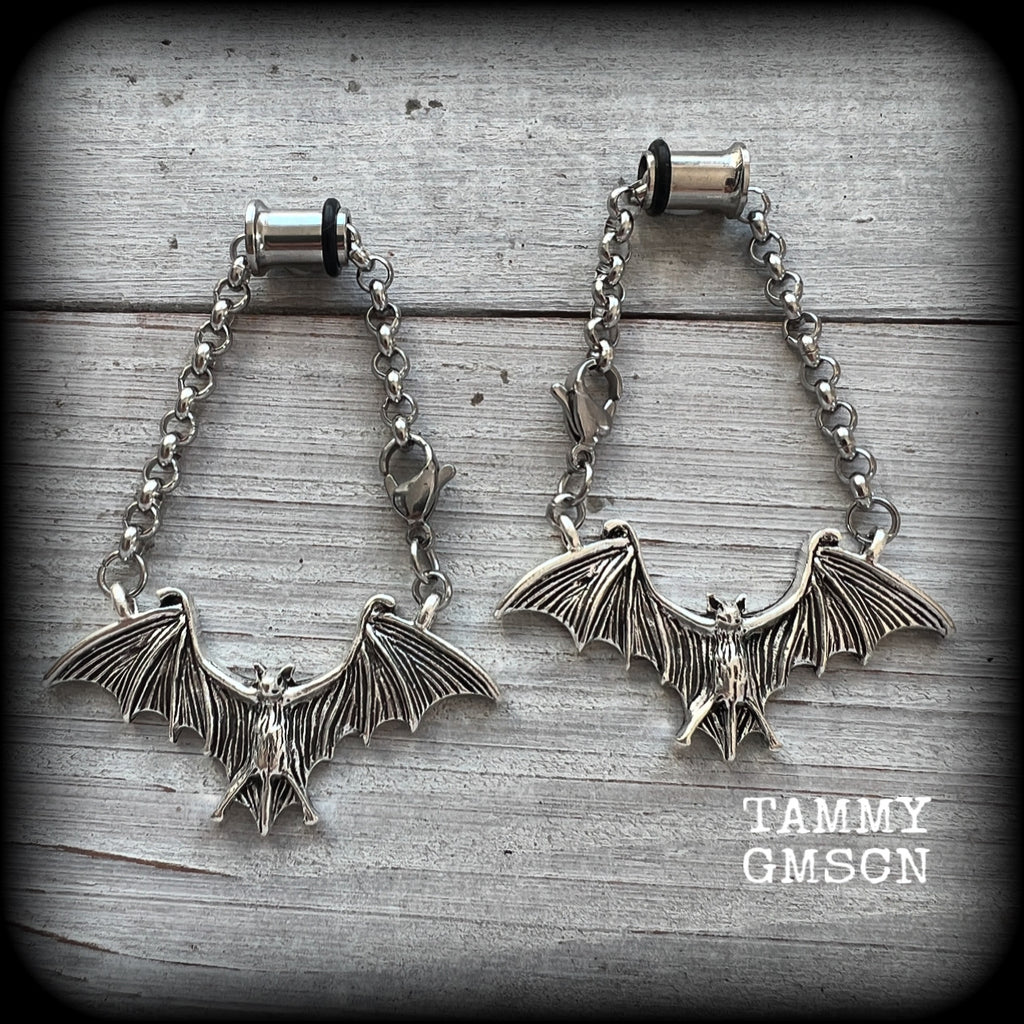 These spooky cute antique silver bat tunnel dangles are nice and lightweight and nice and dangly, weighing approx 10 grams each, and measuring just over 6cms from tip to tip.

🦇PLEASE NOTE-This particular chain will not fit through tunnels smaller than 2 gauge (6mm), though I have lots of different chains that will. Get in touch and we can pick something just for you x

💥This listing includes one pair of surgical steel single flared O-ring earlets. 