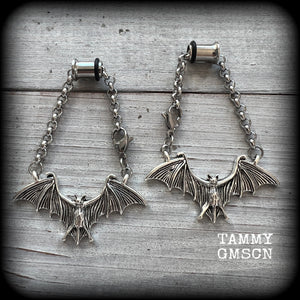 These spooky cute antique silver bat tunnel dangles are nice and lightweight and nice and dangly, weighing approx 10 grams each, and measuring just over 6cms from tip to tip.

🦇PLEASE NOTE-This particular chain will not fit through tunnels smaller than 2 gauge (6mm), though I have lots of different chains that will. Get in touch and we can pick something just for you x

💥This listing includes one pair of surgical steel single flared O-ring earlets. 