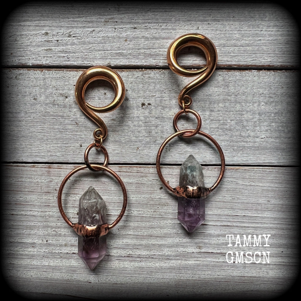 Featuring a pair of beatifully rustic purple fluorite points in an antique copper setting, these gauged earrings measure just over 8cms from tip to tip, and weigh approx 13 grams each.
This pair has been made on 2 gauge (6mm) surgical steel full curl hooks, suitable for stretched lobes.