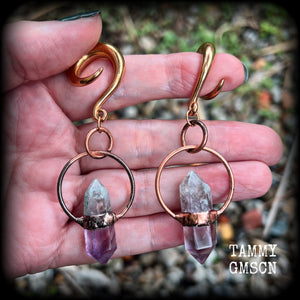 Featuring a pair of beatifully rustic purple fluorite points in an antique copper setting, these gauged earrings measure just over 8cms from tip to tip, and weigh approx 13 grams each.
This pair has been made on 2 gauge (6mm) surgical steel full curl hooks, suitable for stretched lobes.