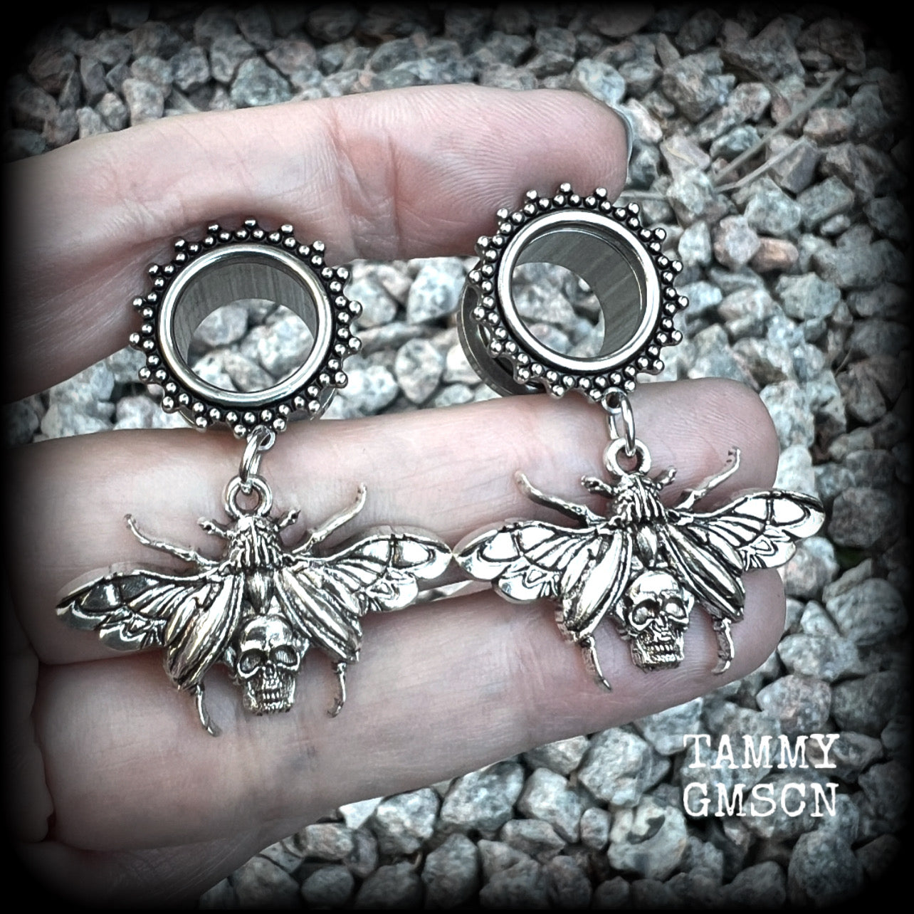 These gorgeous tunnel dangles feature antique silver beetles with wings open revealing a skull underneath.
These are nice and light weight, weighing in at 10 grams each and measure just over 4.5 cms from tip to tip.

This pair have been made with 9/16” gauge (14mm) surgical steel screw fit ornate tunnels.