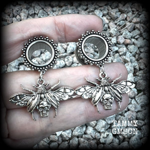 These gorgeous tunnel dangles feature antique silver beetles with wings open revealing a skull underneath.
These are nice and light weight, weighing in at 10 grams each and measure just over 4.5 cms from tip to tip.

This pair have been made with 9/16” gauge (14mm) surgical steel screw fit ornate tunnels.