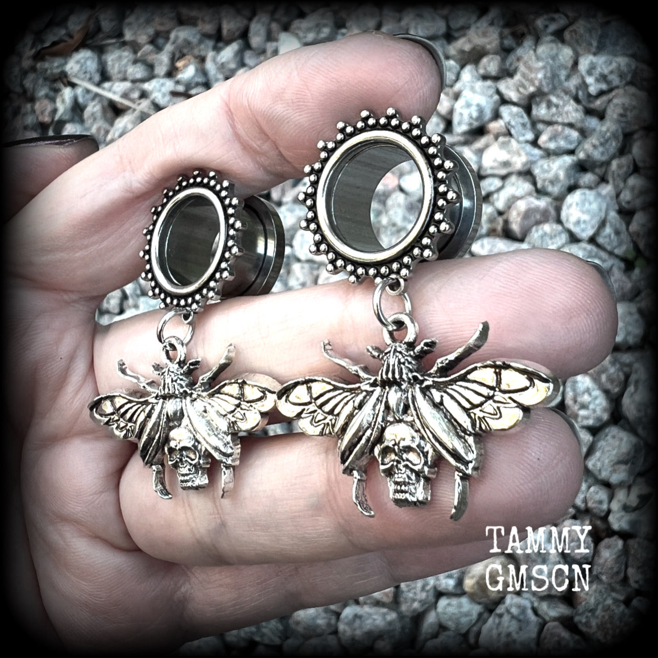 These gorgeous tunnel dangles feature antique silver beetles with wings open revealing a skull underneath.
These are nice and light weight, weighing in at 10 grams each and measure just over 4.5 cms from tip to tip.

This pair have been made with 9/16” gauge (14mm) surgical steel screw fit ornate tunnels.