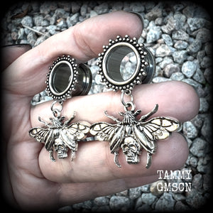 These gorgeous tunnel dangles feature antique silver beetles with wings open revealing a skull underneath.
These are nice and light weight, weighing in at 10 grams each and measure just over 4.5 cms from tip to tip.

This pair have been made with 9/16” gauge (14mm) surgical steel screw fit ornate tunnels.