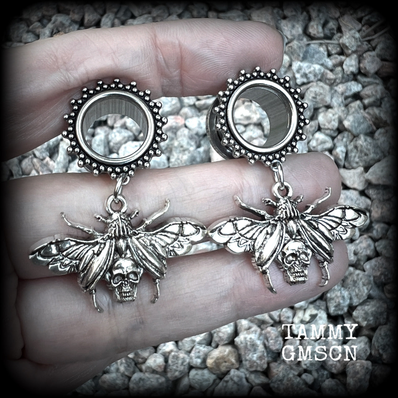 These gorgeous tunnel dangles feature antique silver beetles with wings open revealing a skull underneath.
These are nice and light weight, weighing in at 10 grams each and measure just over 4.5 cms from tip to tip.

This pair have been made with 9/16” gauge (14mm) surgical steel screw fit ornate tunnels.