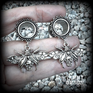 These gorgeous tunnel dangles feature antique silver beetles with wings open revealing a skull underneath.
These are nice and light weight, weighing in at 10 grams each and measure just over 4.5 cms from tip to tip.

This pair have been made with 9/16” gauge (14mm) surgical steel screw fit ornate tunnels.