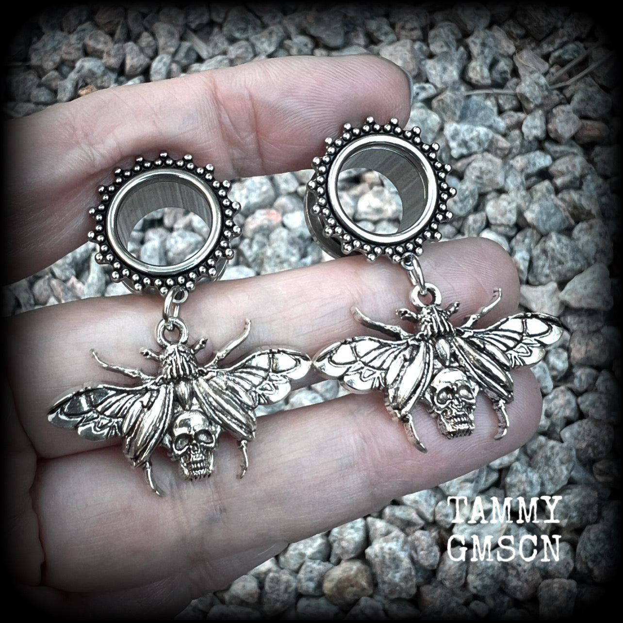 These gorgeous tunnel dangles feature antique silver beetles with wings open revealing a skull underneath.
These are nice and light weight, weighing in at 10 grams each and measure just over 4.5 cms from tip to tip.

This pair have been made with 9/16” gauge (14mm) surgical steel screw fit ornate tunnels.