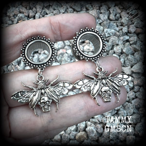 These gorgeous tunnel dangles feature antique silver beetles with wings open revealing a skull underneath.
These are nice and light weight, weighing in at 10 grams each and measure just over 4.5 cms from tip to tip.

This pair have been made with 9/16” gauge (14mm) surgical steel screw fit ornate tunnels.