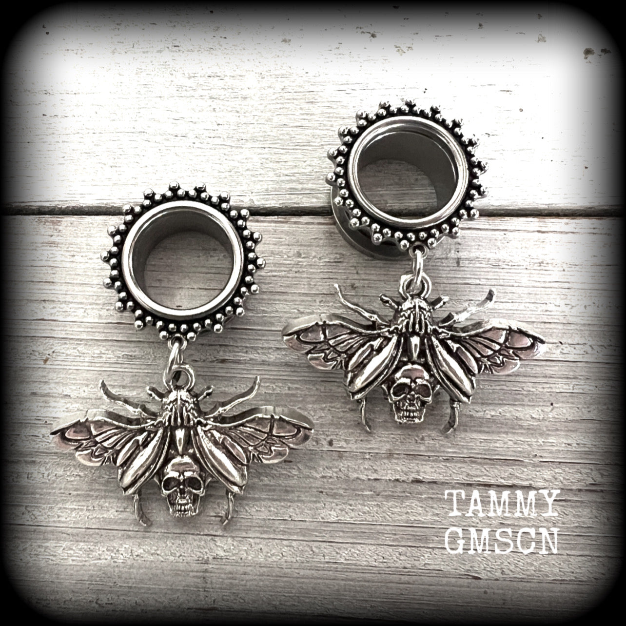 These gorgeous tunnel dangles feature antique silver beetles with wings open revealing a skull underneath.
These are nice and light weight, weighing in at 10 grams each and measure just over 4.5 cms from tip to tip.

This pair have been made with 9/16” gauge (14mm) surgical steel screw fit ornate tunnels.