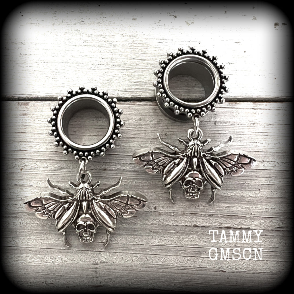 These gorgeous tunnel dangles feature antique silver beetles with wings open revealing a skull underneath.
These are nice and light weight, weighing in at 10 grams each and measure just over 4.5 cms from tip to tip.

This pair have been made with 9/16” gauge (14mm) surgical steel screw fit ornate tunnels.