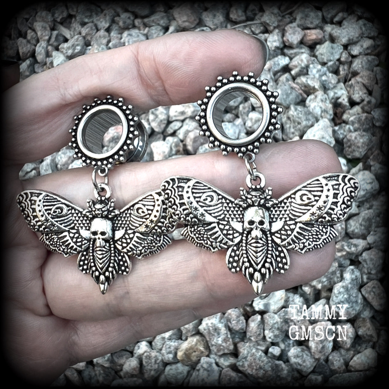 These gorgeous tunnel dangles feature antique silver deathshead moth charms, are not too heavy, weighing in at 9 grams each and measure just over 4.5cms from tip to tip.

This pair have been made with 1/2” gauge (12mm) surgical steel screw fit ornate tunnels.