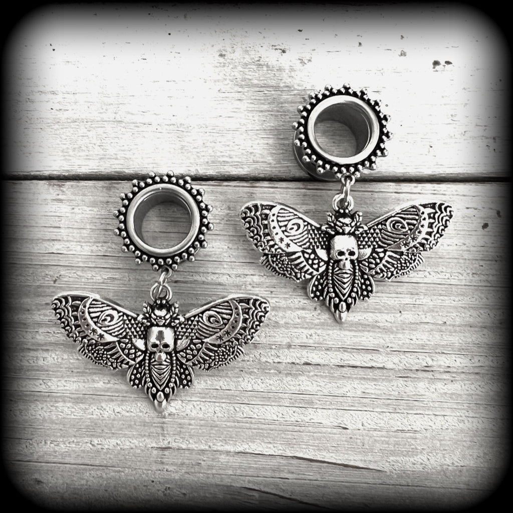 These gorgeous tunnel dangles feature antique silver deathshead moth charms, are not too heavy, weighing in at 9 grams each and measure just over 4.5cms from tip to tip.

This pair have been made with 1/2” gauge (12mm) surgical steel screw fit ornate tunnels.