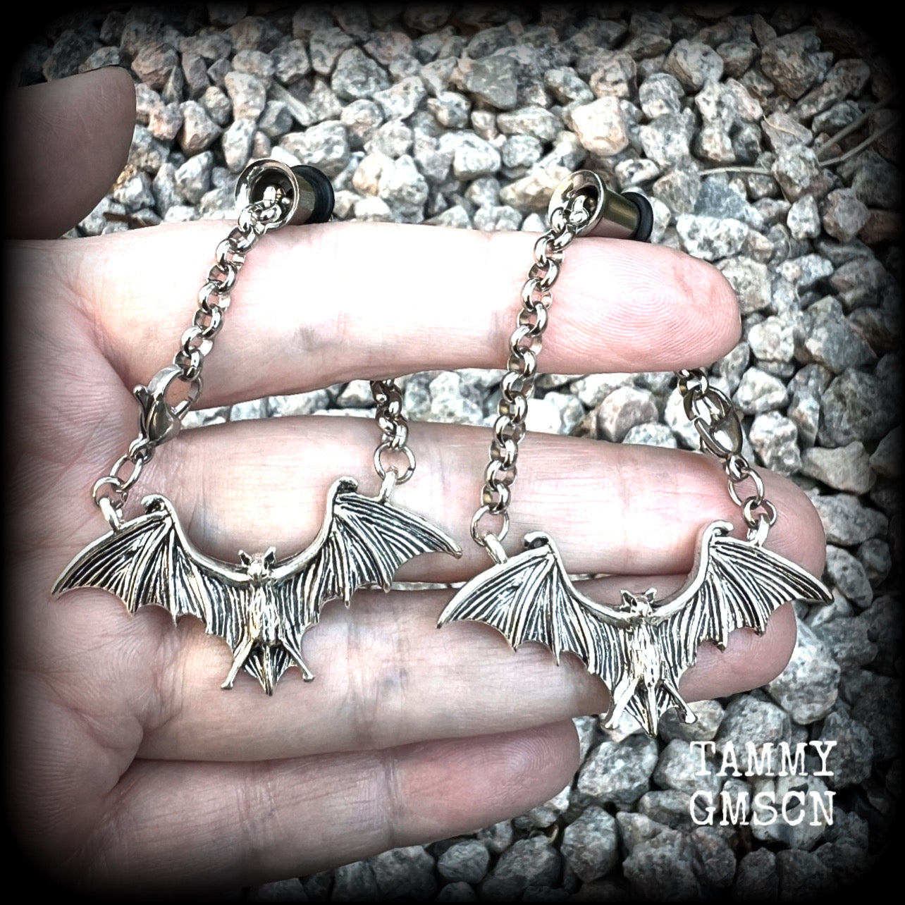These spooky cute antique silver bat tunnel dangles are nice and lightweight and nice and dangly, weighing approx 10 grams each, and measuring just over 6cms from tip to tip.

🦇PLEASE NOTE-This particular chain will not fit through tunnels smaller than 2 gauge (6mm), though I have lots of different chains that will. Get in touch and we can pick something just for you x

💥This listing includes one pair of surgical steel single flared O-ring earlets. 