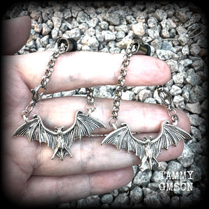 These spooky cute antique silver bat tunnel dangles are nice and lightweight and nice and dangly, weighing approx 10 grams each, and measuring just over 6cms from tip to tip.

🦇PLEASE NOTE-This particular chain will not fit through tunnels smaller than 2 gauge (6mm), though I have lots of different chains that will. Get in touch and we can pick something just for you x

💥This listing includes one pair of surgical steel single flared O-ring earlets. 