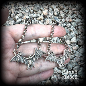 These spooky cute antique silver bat tunnel dangles are nice and lightweight and nice and dangly, weighing approx 10 grams each, and measuring just over 6cms from tip to tip.

🦇PLEASE NOTE-This particular chain will not fit through tunnels smaller than 2 gauge (6mm), though I have lots of different chains that will. Get in touch and we can pick something just for you x

💥This listing includes one pair of surgical steel single flared O-ring earlets. 