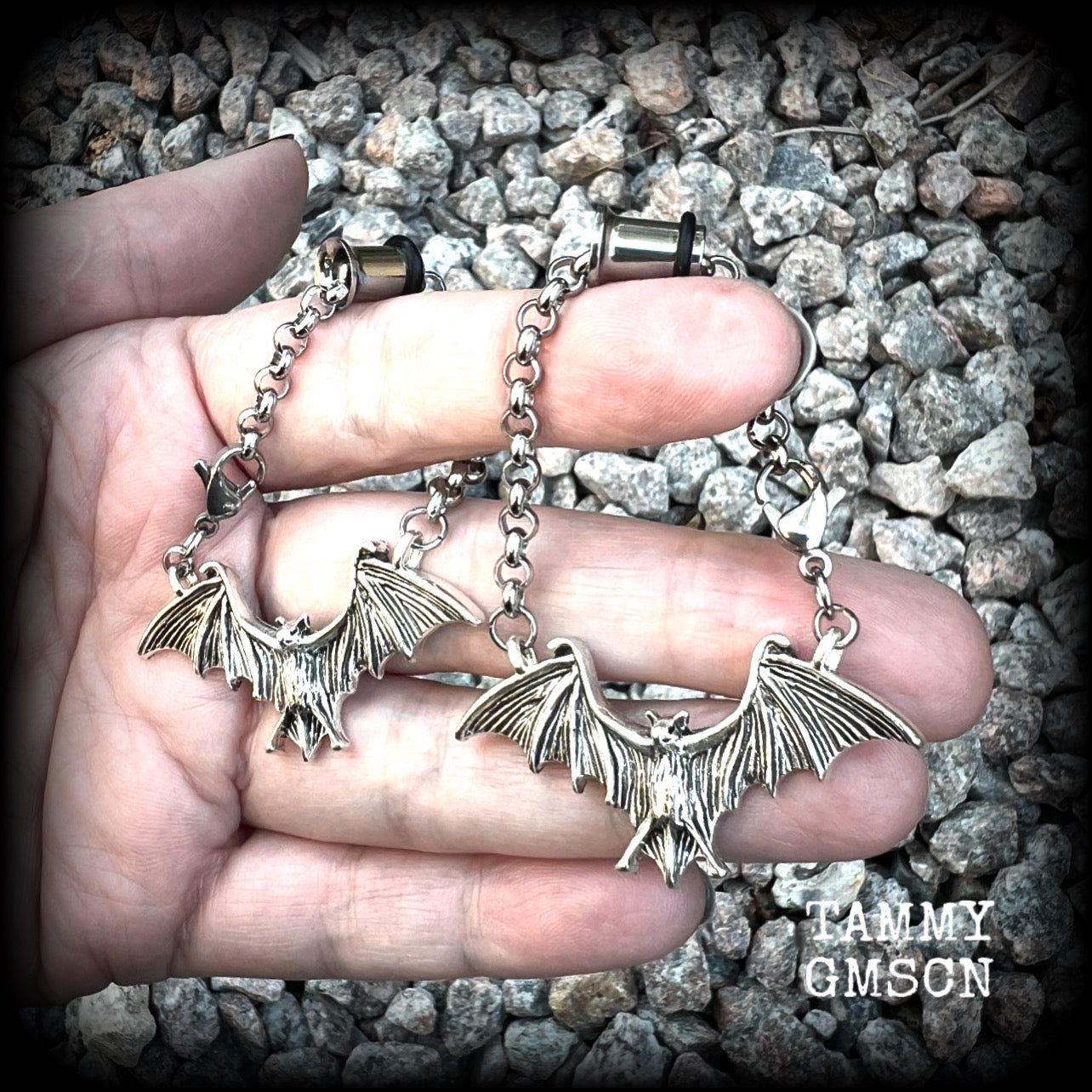 These spooky cute antique silver bat tunnel dangles are nice and lightweight and nice and dangly, weighing approx 10 grams each, and measuring just over 6cms from tip to tip.

🦇PLEASE NOTE-This particular chain will not fit through tunnels smaller than 2 gauge (6mm), though I have lots of different chains that will. Get in touch and we can pick something just for you x

💥This listing includes one pair of surgical steel single flared O-ring earlets. 