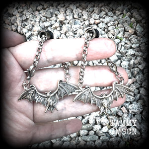 These spooky cute antique silver bat tunnel dangles are nice and lightweight and nice and dangly, weighing approx 10 grams each, and measuring just over 6cms from tip to tip.

🦇PLEASE NOTE-This particular chain will not fit through tunnels smaller than 2 gauge (6mm), though I have lots of different chains that will. Get in touch and we can pick something just for you x

💥This listing includes one pair of surgical steel single flared O-ring earlets. 