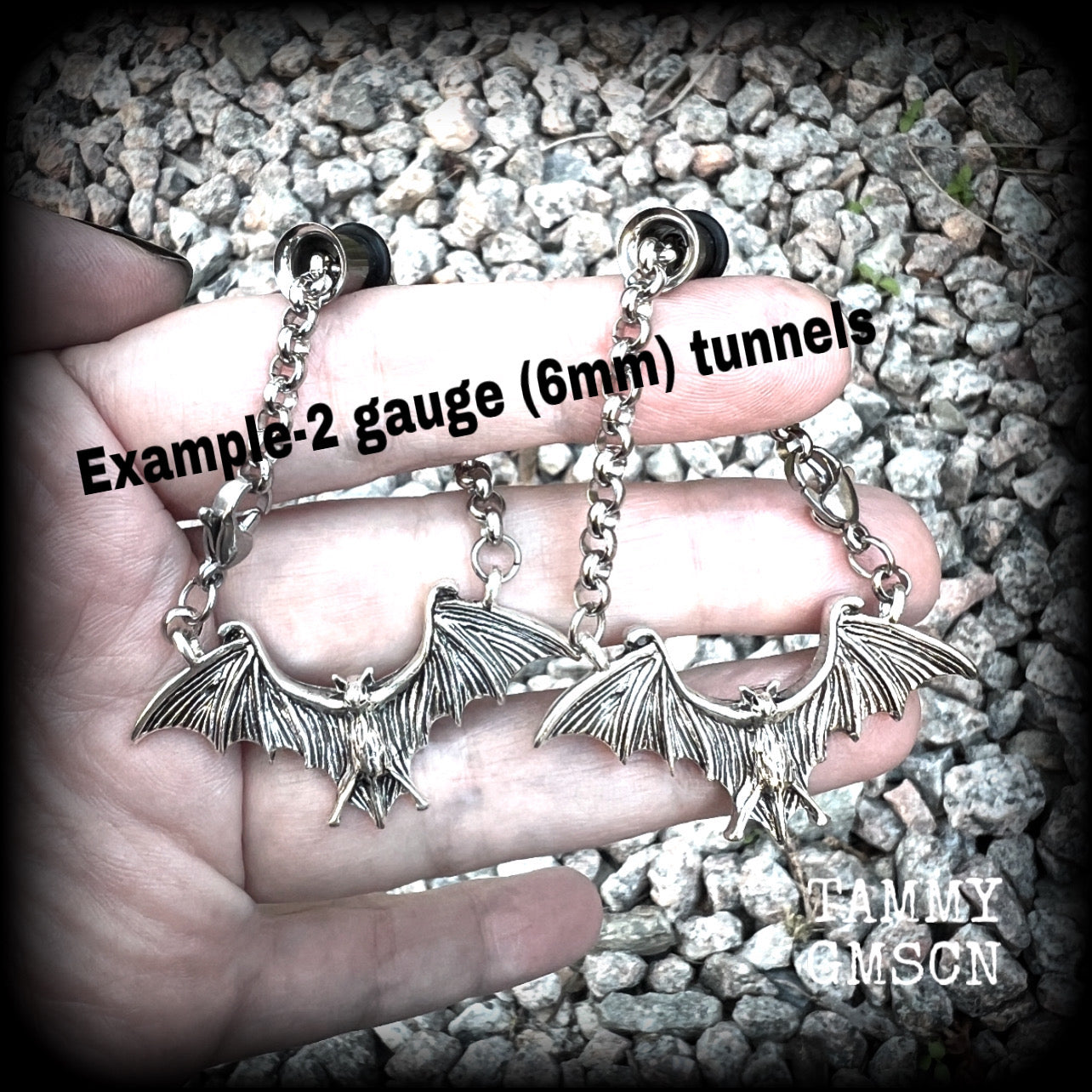 These spooky cute antique silver bat tunnel dangles are nice and lightweight and nice and dangly, weighing approx 10 grams each, and measuring just over 6cms from tip to tip.

🦇PLEASE NOTE-This particular chain will not fit through tunnels smaller than 2 gauge (6mm), though I have lots of different chains that will. Get in touch and we can pick something just for you x

💥This listing includes one pair of surgical steel single flared O-ring earlets. 