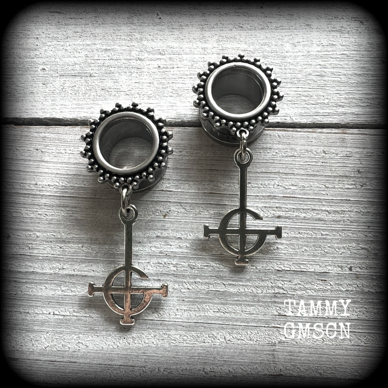 These gorgeous tunnel earrings feature antique silver Ghost Grucifix charms, weighing approx 6 grams each, and measuring approx 4.5cms from tip to tip.  This pair have been made on 1/2" (12mm) ornate surgical steel tunnels, suitable for stretched lobes.