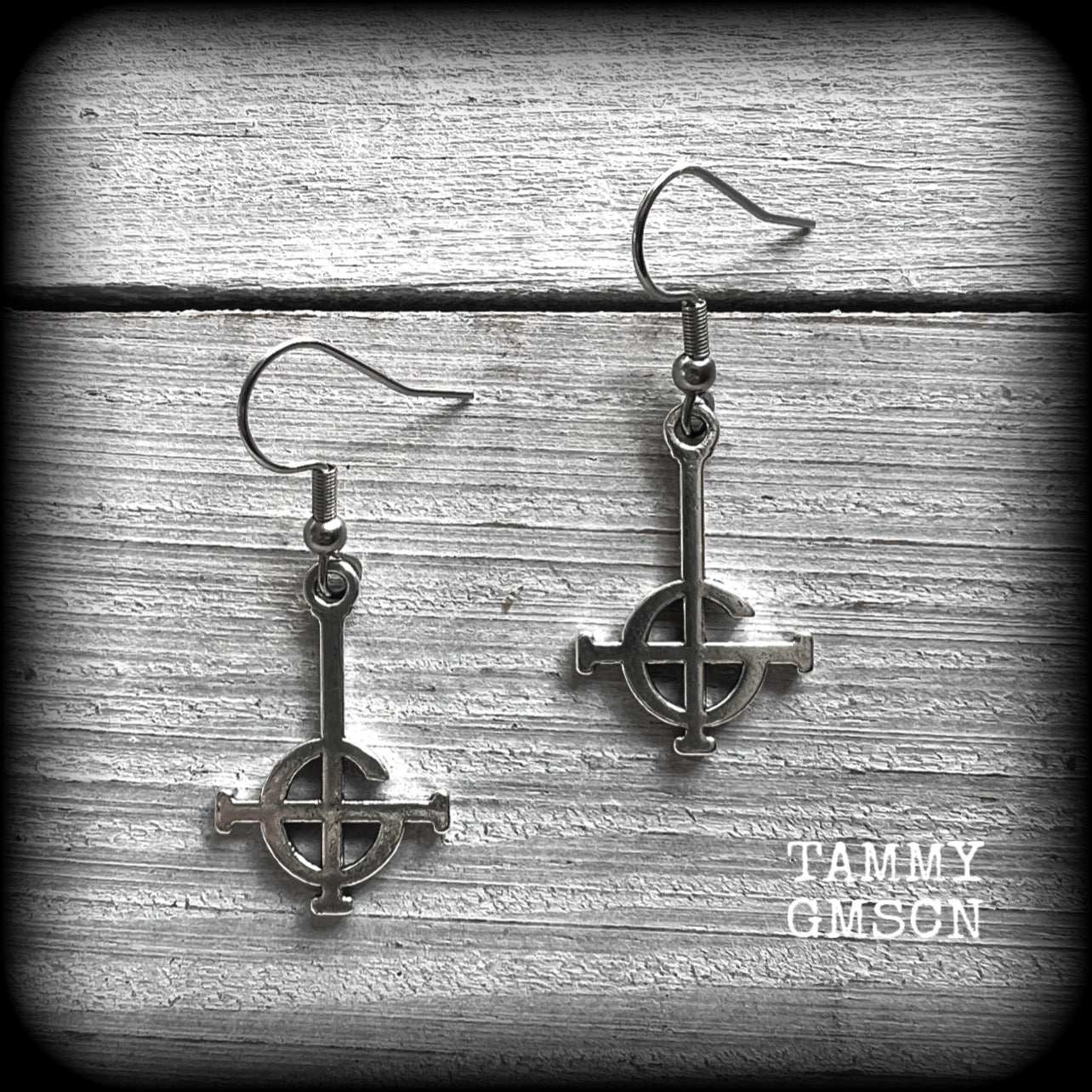 These lovely dangly earrings feature antique silver Ghost Grucifix charms, nice and lightweight at only a few grams each and measuring just over 4cms from tip to tip.
This pair have been made on stainless steel french hooks, suitable for pierced ears.
