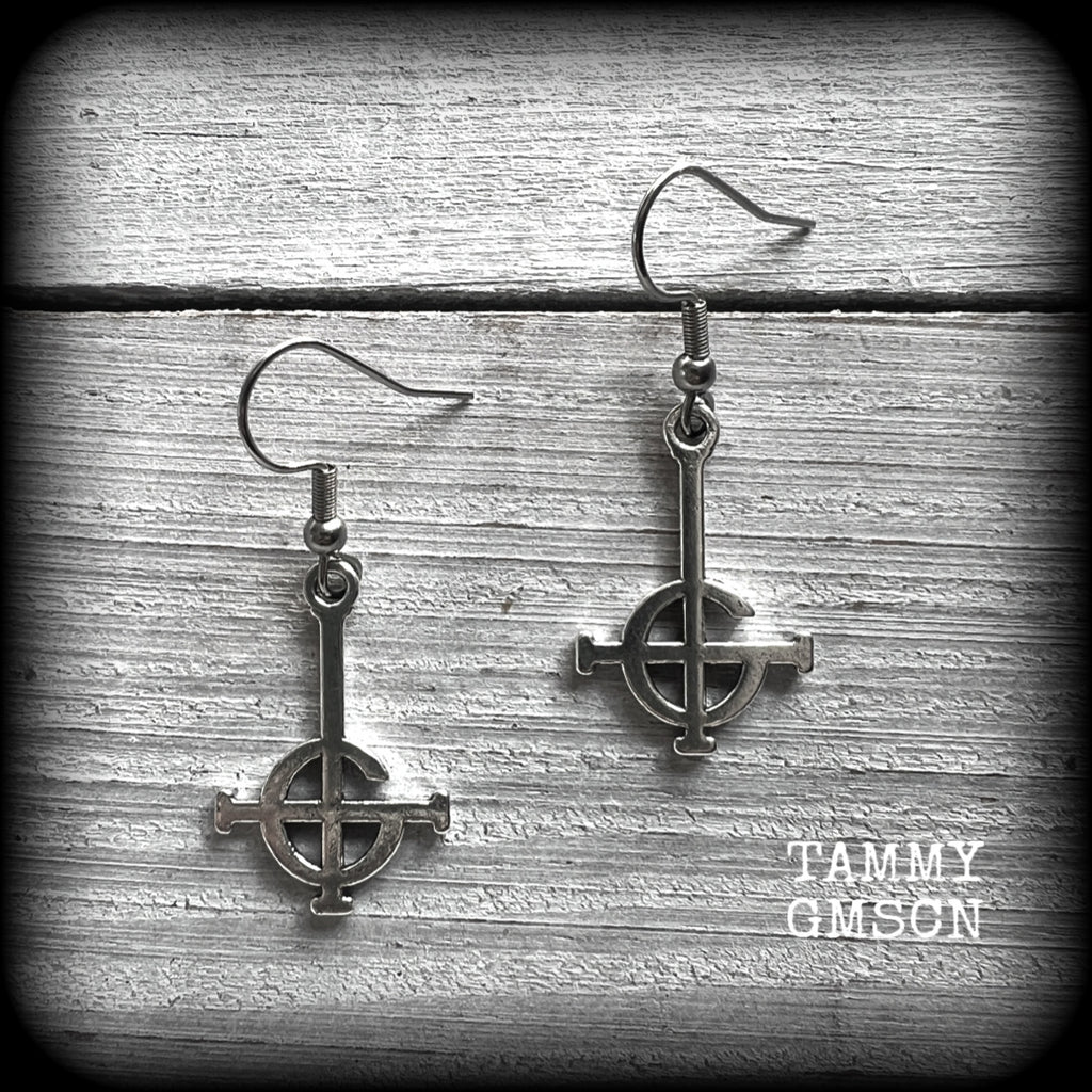 These lovely dangly earrings feature antique silver Ghost Grucifix charms, nice and lightweight at only a few grams each and measuring just over 4cms from tip to tip.
This pair have been made on stainless steel french hooks, suitable for pierced ears.
