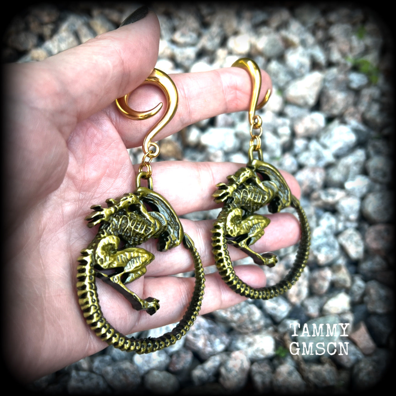 These awesome Alien Queen Xenomorph ear hangers are nice and heavy, weighing 43 grams a piece, and nice and dangly at just over 9cms from tip to tip, these are BIG!!!!

This pair has been made on 2 gauge (6mm) surgical steel full curl hooks, suitable for stretched lobes.