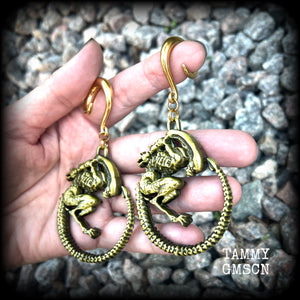 These awesome Alien Queen Xenomorph ear hangers are nice and heavy, weighing 43 grams a piece, and nice and dangly at just over 9cms from tip to tip, these are BIG!!!!

This pair has been made on 2 gauge (6mm) surgical steel full curl hooks, suitable for stretched lobes.