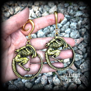 These awesome Alien Queen Xenomorph ear hangers are nice and heavy, weighing 43 grams a piece, and nice and dangly at just over 9cms from tip to tip, these are BIG!!!!

This pair has been made on 2 gauge (6mm) surgical steel full curl hooks, suitable for stretched lobes.