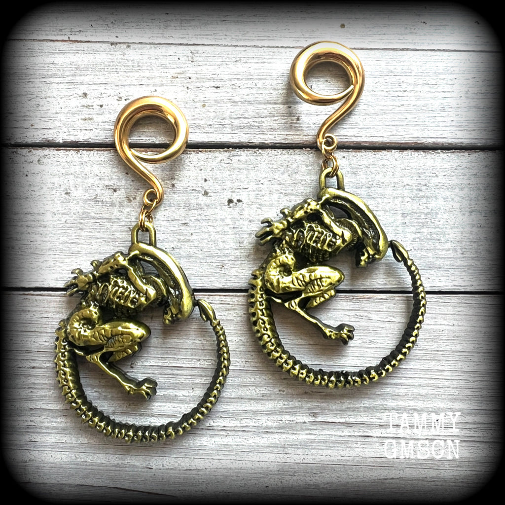 These awesome Alien Queen Xenomorph ear hangers are nice and heavy, weighing 43 grams a piece, and nice and dangly at just over 9cms from tip to tip, these are BIG!!!!

This pair has been made on 2 gauge (6mm) surgical steel full curl hooks, suitable for stretched lobes.