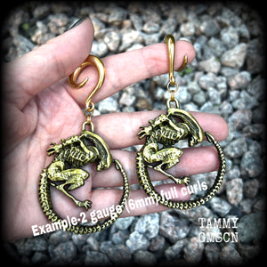 These awesome Alien Queen Xenomorph ear hangers are nice and heavy, weighing 43 grams a piece, and nice and dangly at just over 9cms from tip to tip, these are BIG!!!!

This pair has been made on 2 gauge (6mm) surgical steel full curl hooks, suitable for stretched lobes.