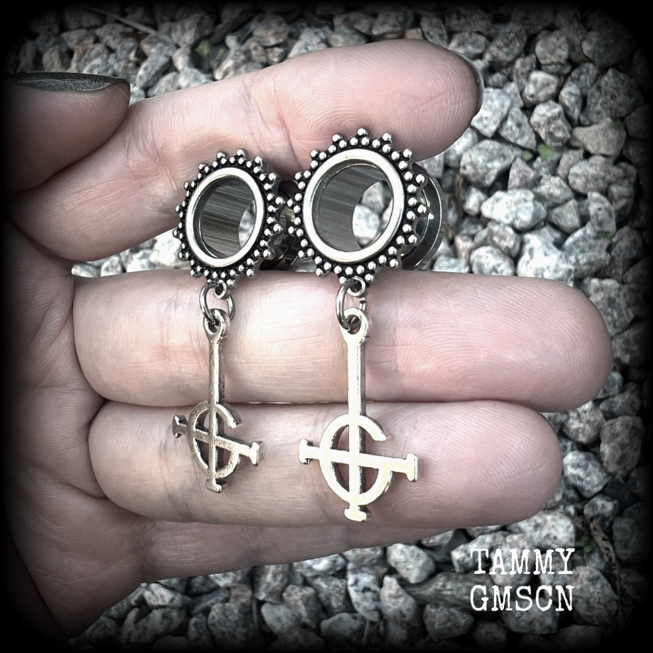 These gorgeous tunnel earrings feature antique silver Ghost Grucifix charms, weighing approx 6 grams each, and measuring approx 4.5cms from tip to tip.  This pair have been made on 1/2" (12mm) ornate surgical steel tunnels, suitable for stretched lobes.