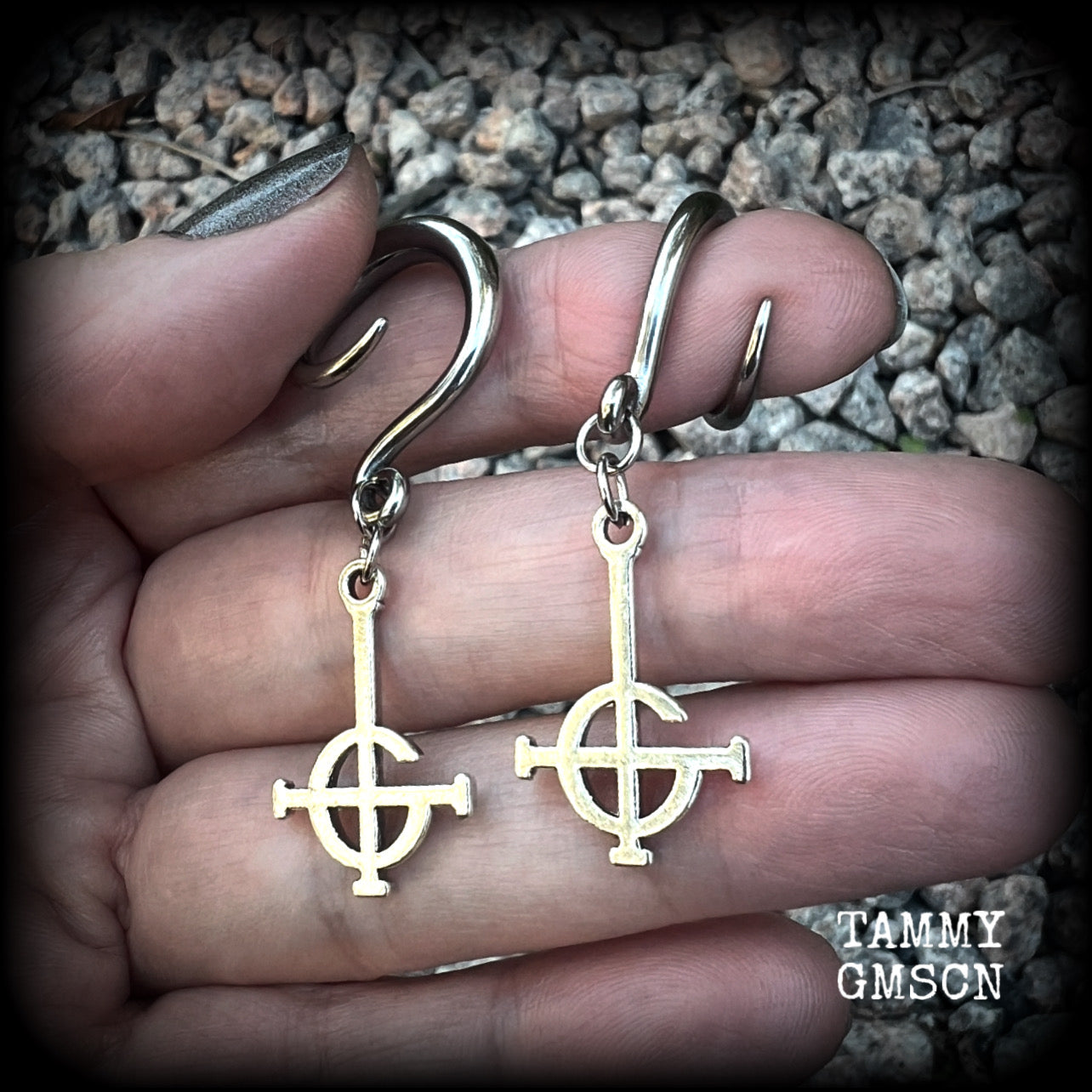 These awesome gauged earrings feature antique silver Ghost Grucifix charms, are nice and lightweight, weighing only 4 grams a piece, and nice and dangly at just on 5.5cms from tip to tip.  This pair has been made on 6 gauge (4mm) surgical steel full curl hooks, suitable for stretched lobes.