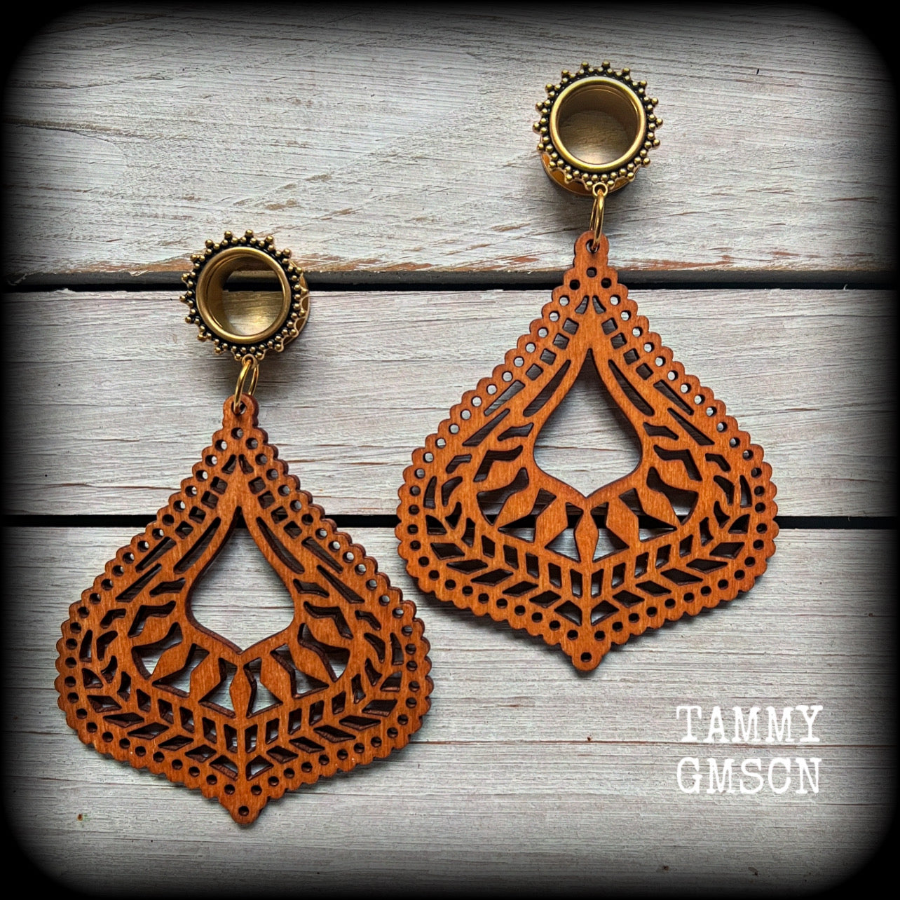 These gorgeous gypsy boho tunnel earrings feature beautiful big wood paisley inspired teardrop mandalas, are lovely and light weight at approx 8 grams each and measure just on 10 cms from tip to tip.
This pair has been made with 9/16" (14mm) gauge ornate surgical steel screw fit tunnels-for stretched lobes.