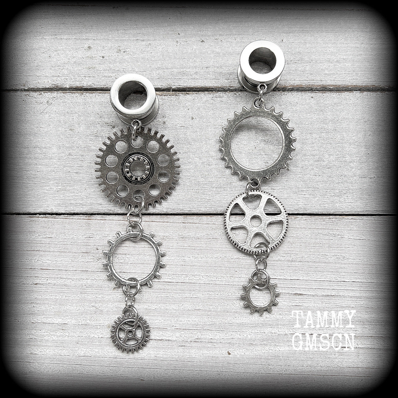 Featuring dangly mismatched antique silver cogs, these steampunk inspired gauged earrings weigh in at only 9 grams a piece, and are nice and dangly at 9cms from tip to tip.
This pair has been made on 00 gauge (10mm) surgical steel screw fit tunnels, to be worn in stretched lobes.
