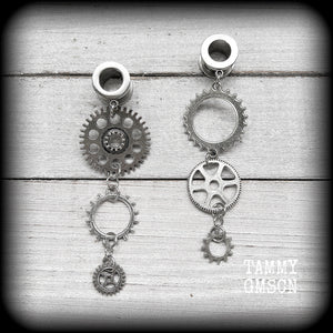 Featuring dangly mismatched antique silver cogs, these steampunk inspired gauged earrings weigh in at only 9 grams a piece, and are nice and dangly at 9cms from tip to tip.
This pair has been made on 00 gauge (10mm) surgical steel screw fit tunnels, to be worn in stretched lobes.