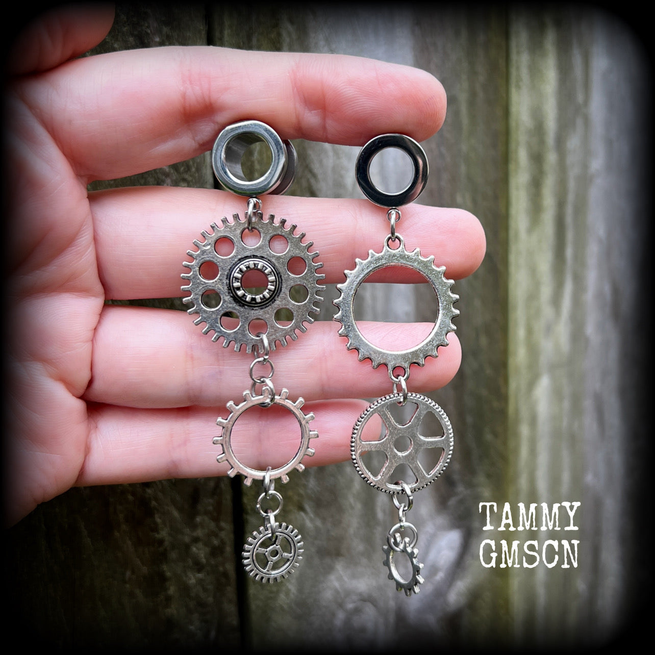 Featuring dangly mismatched antique silver cogs, these steampunk inspired gauged earrings weigh in at only 9 grams a piece, and are nice and dangly at 9cms from tip to tip.
This pair has been made on 00 gauge (10mm) surgical steel screw fit tunnels, to be worn in stretched lobes.