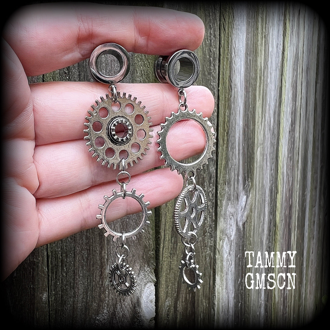 Featuring dangly mismatched antique silver cogs, these steampunk inspired gauged earrings weigh in at only 9 grams a piece, and are nice and dangly at 9cms from tip to tip.
This pair has been made on 00 gauge (10mm) surgical steel screw fit tunnels, to be worn in stretched lobes.