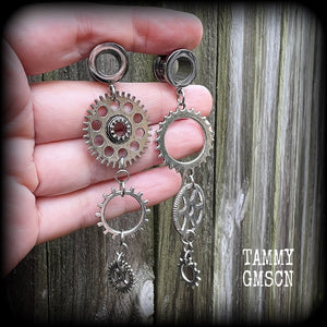 Featuring dangly mismatched antique silver cogs, these steampunk inspired gauged earrings weigh in at only 9 grams a piece, and are nice and dangly at 9cms from tip to tip.
This pair has been made on 00 gauge (10mm) surgical steel screw fit tunnels, to be worn in stretched lobes.