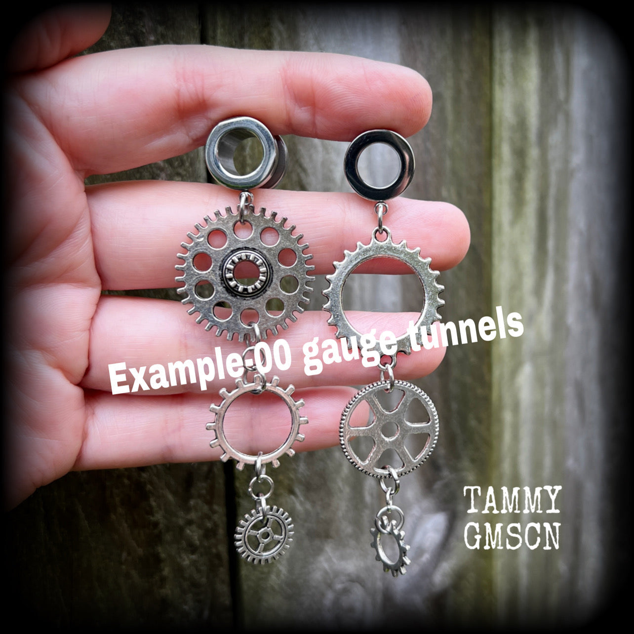 Featuring dangly mismatched antique silver cogs, these steampunk inspired gauged earrings weigh in at only 9 grams a piece, and are nice and dangly at 9cms from tip to tip.
This pair has been made on 00 gauge (10mm) surgical steel screw fit tunnels, to be worn in stretched lobes.