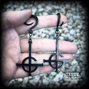 These awesome gauged earrings feature pitch black stainless steel Ghost Grucifix charms, are nice and lightweight, weighing only 6 grams a piece, and nice and dangly at just over 8cms from tip to tip.

This pair has been made on 6 gauge (4mm) surgical steel full curl hooks, suitable for stretched lobes.