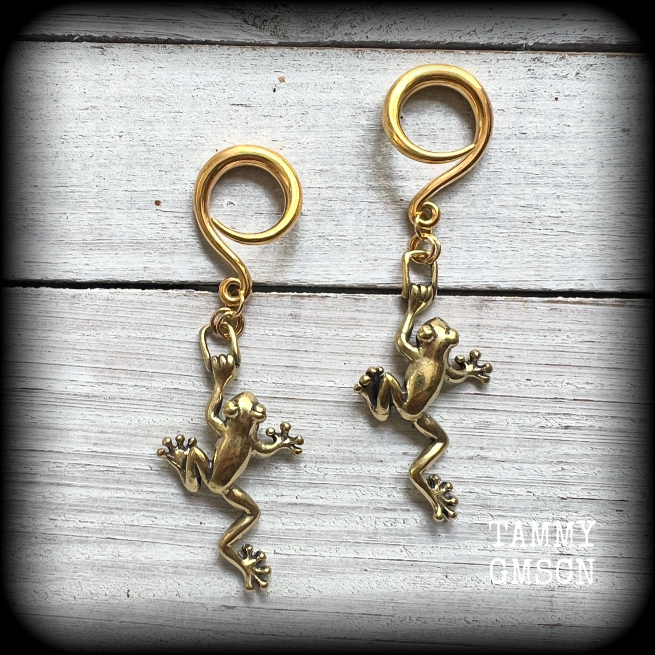 These awesome gauged earrings feature gorgeous antique bronze tree frogs, are nice and dangly, measuring just over 7cms from tip to tip, and weighing approx 5 grams each.

This pair has been made on 6 gauge (4mm) surgical steel full curl hooks, to be worn in stretched lobes.