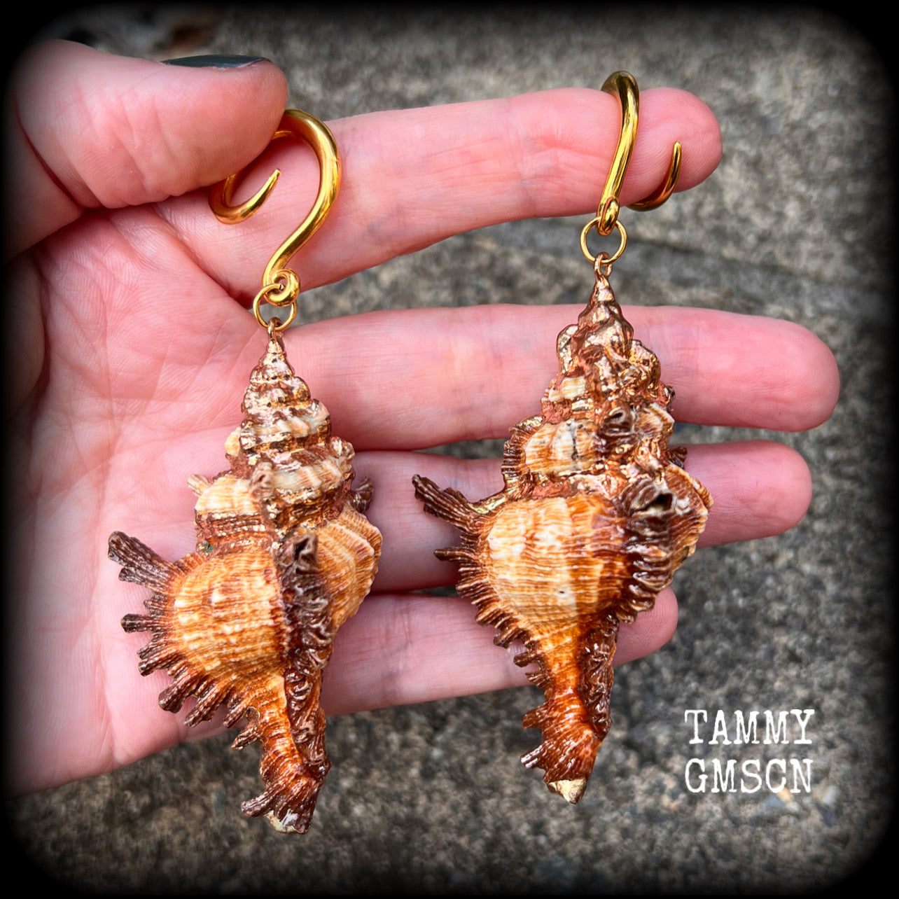 Conch shell body jewelry Shell ear gauges Shell tunnels Shell tunnel dangles Boho jewelry Gypsy boho jewellery Shell ear weights 6 gauge 2 gauge 0 gauge 00 gauge Stretched ears Stretched lobes Gauged ears 12mm 14mm 16mm 19mm 22mm 25mm 28mm 30mm 