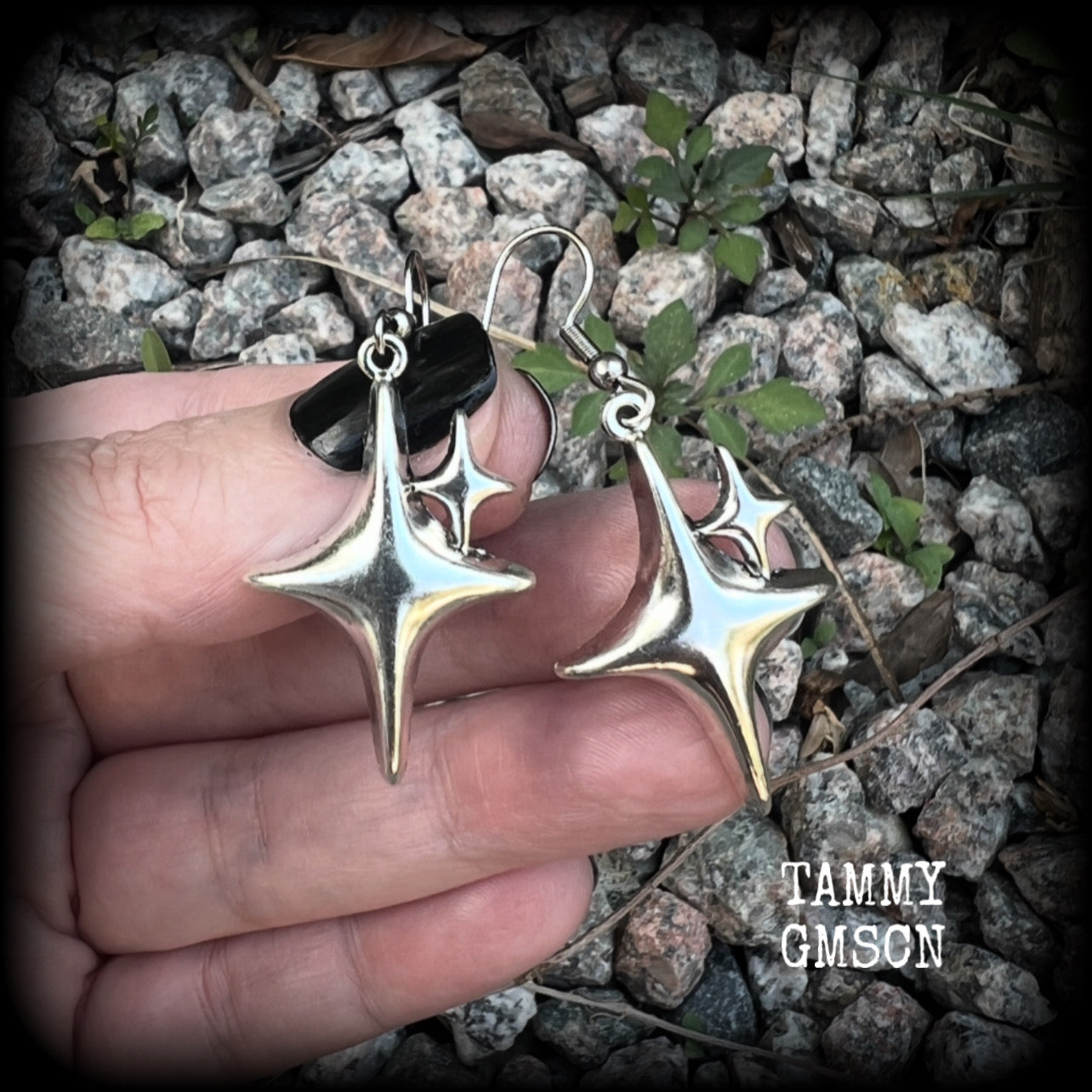 These earrings feature super retro super cute antique silver starbursts. These are light weight, weighing only a few grams each and nice and dangly, measuring just on 5cm from tip to tip.  This pair has been made on surgical steel french hooks, to be worn through pierced ears.