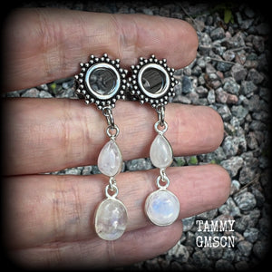 These earrings have been made with beautiful transluscent rainbow moonstone gemstones, are light weight weighing approx 5 grams each and measure approx 5cms from tip to tip.  This pair has been made with 0 gauge (8mm) gauge ornate surgical steel screw fit tunnels, for stretched lobes.