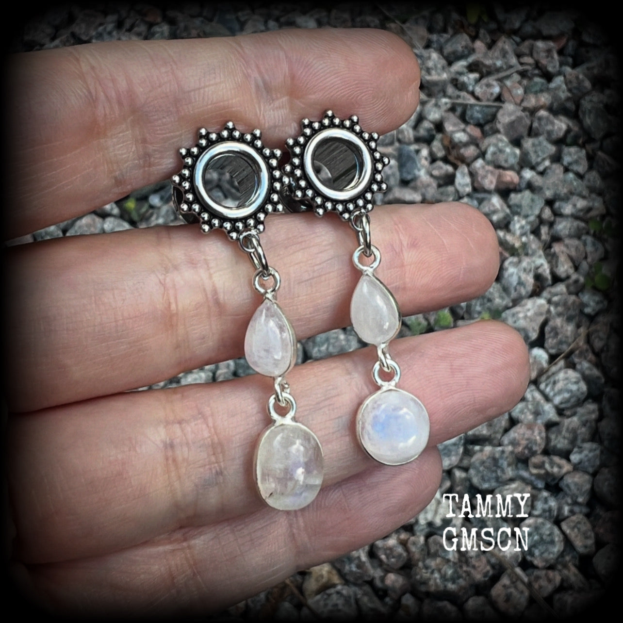 These earrings have been made with beautiful transluscent rainbow moonstone gemstones, are light weight weighing approx 5 grams each and measure approx 5cms from tip to tip.  This pair has been made with 0 gauge (8mm) gauge ornate surgical steel screw fit tunnels, for stretched lobes.